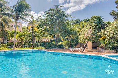 a swimming pool in a resort with palm trees at Private Villa Complex with Pool in Zona Hotelera in Cancún