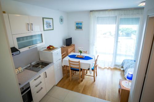 una cucina con tavolo e una sala da pranzo di Studio Teuta a Spalato (Split)