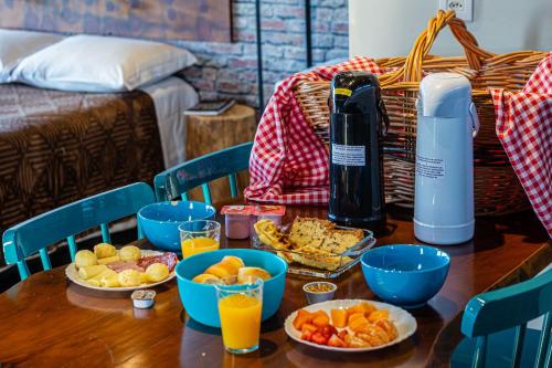 カンバラにあるCambará Containerのお椀とオレンジジュース