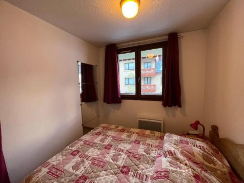 En eller flere senger på et rom på Appartement Lanslebourg-Mont-Cenis, 2 pièces, 5 personnes - FR-1-508-40