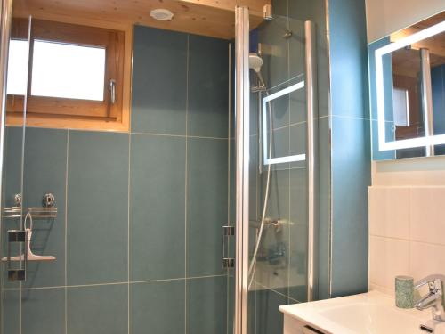 a bathroom with a shower and a sink at Appartement Pralognan-la-Vanoise, 3 pièces, 3 personnes - FR-1-464-183 in Pralognan-la-Vanoise