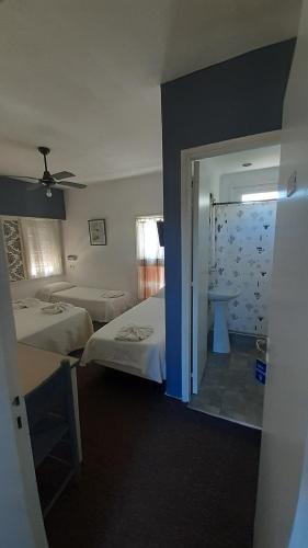 una habitación de hotel con 2 camas y una puerta abierta a Hotel Acuarium en Villa Gesell