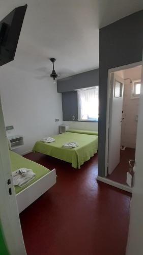 una habitación con dos camas y un espejo en el Hotel Acuarium de Villa Gesell