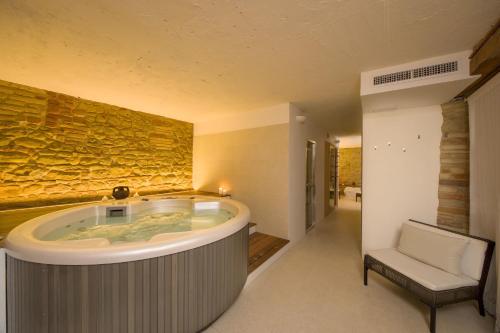 薩爾納諾的住宿－Agriturismo Serpanera，按摩浴缸位于客房中间