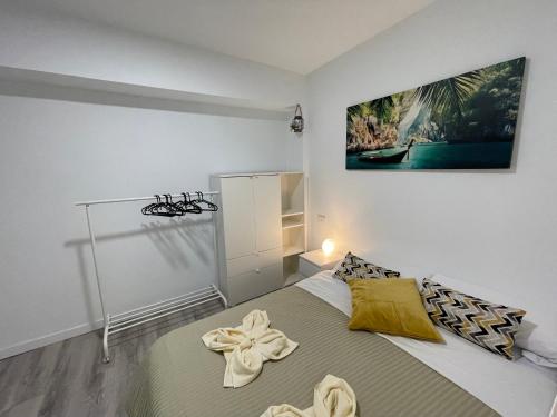 1 dormitorio con 1 cama grande con almohadas amarillas en CoLiving El Toro, en Las Palmas de Gran Canaria