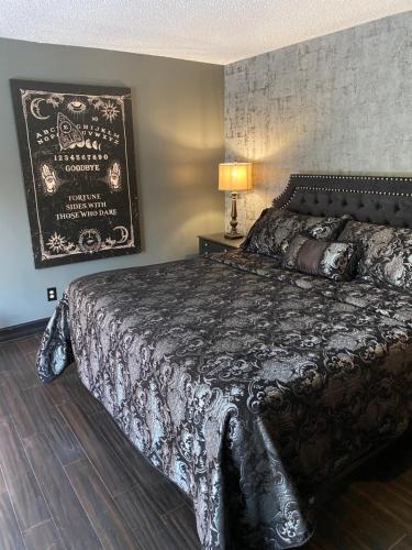 Tempat tidur dalam kamar di Phantom History House - Ouija Room