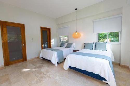 - une chambre avec 2 lits et une fenêtre dans l'établissement Cap Cana 3br Full Kitchen, Wifi, Smart Check-in, à Punta Cana