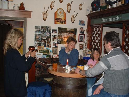 een groep mensen die rond een tafel in een bar zitten bij Dreikoenig in Crailsheim