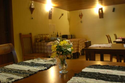 Postel nebo postele na pokoji v ubytování Hotel Posada San Marcos, Alájar