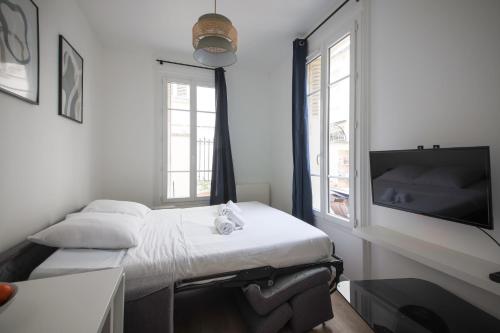 une chambre avec deux lits et une télévision à écran plat dans l'établissement 5#Studio 2Pers#Paris 15#Commerce#AC, à Paris