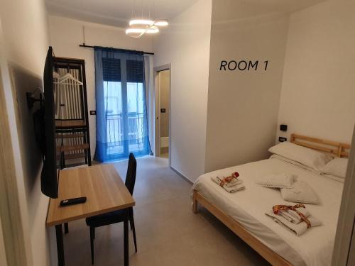 奧斯圖尼的住宿－Il Giardino dei Sorrisi，一间卧室配有一张床和一张桌子,并有房间标志
