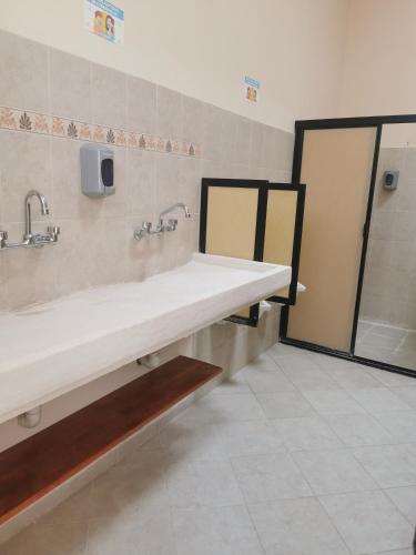 Nido Colibrí - Private Rooms and hostel Dorms in Remate de Paseo Montejoにあるバスルーム