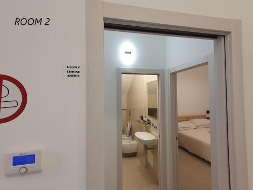 奧斯圖尼的住宿－Il Giardino dei Sorrisi，客房设有一张床和一间带卫生间的浴室