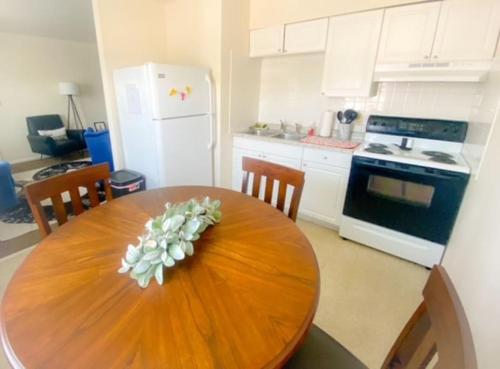 una cocina con una mesa de madera con una flor. en 17 S First - Unit 6 17 s first street unit 6 en Trenton