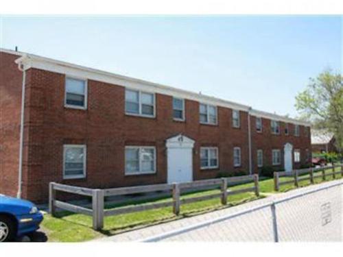 Un edificio de ladrillo con una valla delante. en 17 S First - Unit 6 17 s first street unit 6, en Trenton