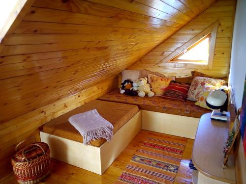 ヤレムチャにあるDoriankaのログキャビン内のベッド1台が備わる客室です。