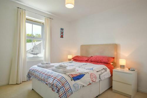 1 dormitorio con 1 cama con 2 lámparas y una ventana en Sugar Sands, en Long Houghton