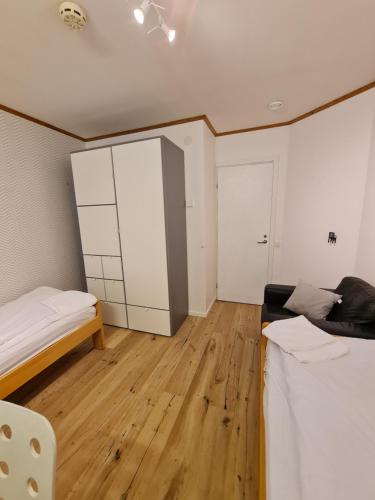 Camera piccola con 2 letti e pavimento in legno. di Villa Korso - Private rooms , Shared spaces a Vantaa