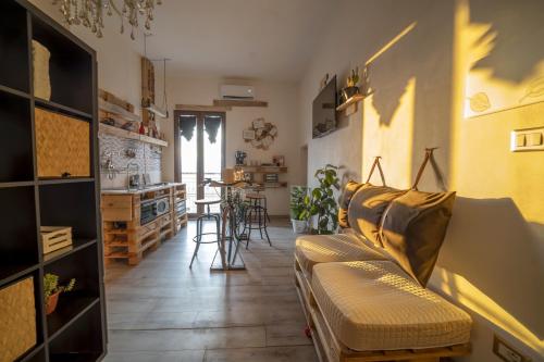 een woonkamer met een bank en een tafel bij La casa della moda in Montescaglioso