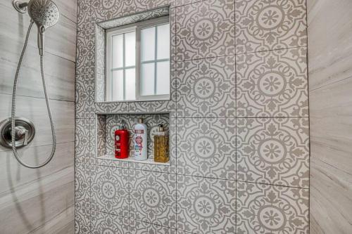 Ένα μπάνιο στο My Cozy Duplex B in the heart of West Side