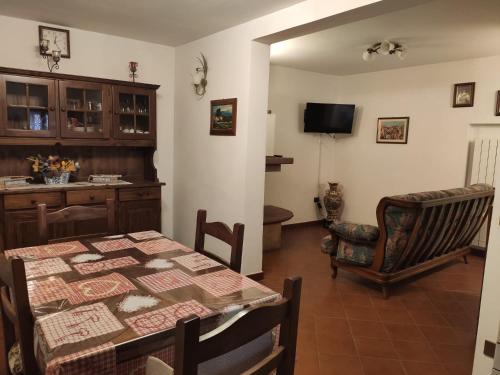 a dining room with a table and a chair at Casa vacanze IL NIDO in Gualdo Tadino