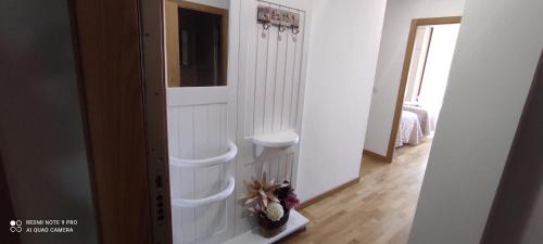 una camera con porta bianca e corridoio di Saron Centro 1 a Sarón