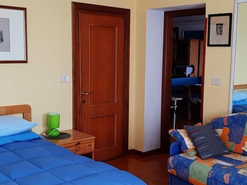 A bed or beds in a room at LILLI'S HOME Appartamento confortevole vicino ad Asiago