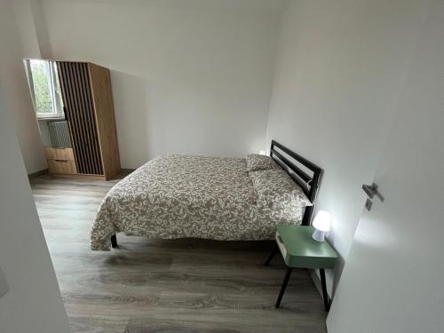Un dormitorio con una cama y una mesa verde en Business Loft, en Civitanova Marche