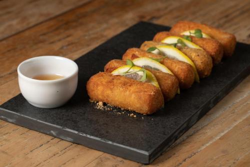 um prato preto com um monte de comida numa mesa em Art Hotel Transamerica Collection em Porto Alegre