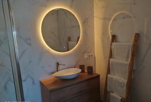 een badkamer met een wastafel en een spiegel bij Loft Casa del Agua Ubrique in Ubrique
