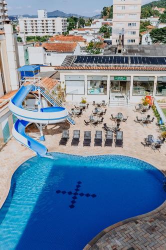 an overhead view of a swimming pool with a slide at Hotel Minas Gerais in Poços de Caldas