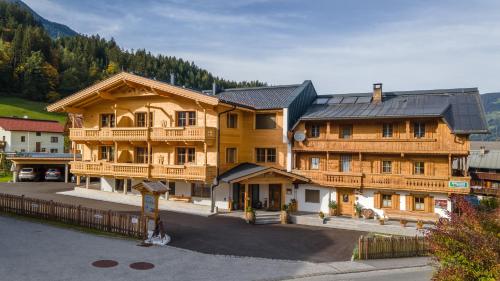 フューゲンにあるGreidlhof Alpstyle Apartmentsの通りの真ん中の大きな木造建築