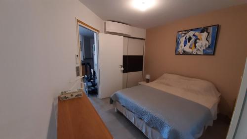 Ένα ή περισσότερα κρεβάτια σε δωμάτιο στο Appartement T2 Sunset résidence Pieds dans l'eau