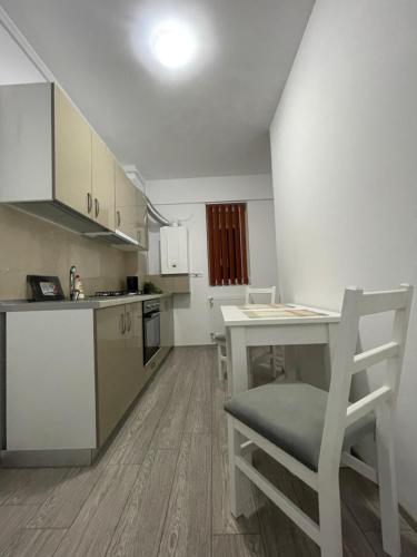 - une cuisine avec une table et des chaises dans la chambre dans l'établissement Luxury Charming Apartments, à Iaşi