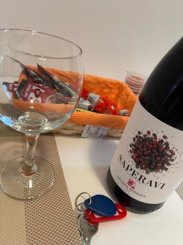 eine Flasche Wein neben einem Weinglas in der Unterkunft Luxury Charming Apartments in Iaşi