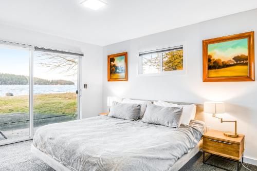 Postel nebo postele na pokoji v ubytování Lopez Island Mud Bay Waterfront home
