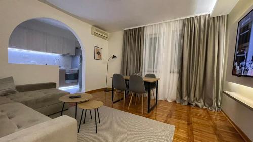 uma sala de estar com um sofá e uma mesa em Filip Luxury Suite em Belgrado