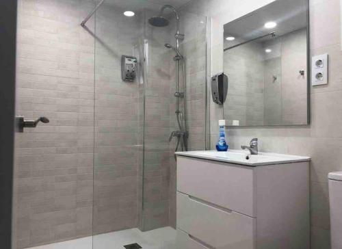 y baño con ducha, lavabo y espejo. en Apartamento 4 personas en Madrid