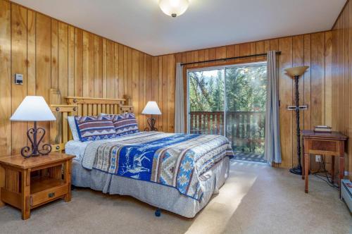 Кровать или кровати в номере Hutchings Cabin & Apt.