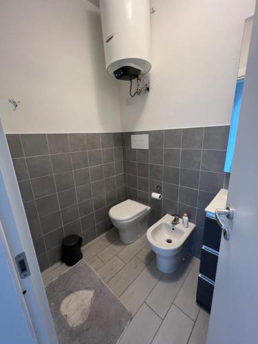 een badkamer met een toilet en een wastafel bij Elicriso in Castelsardo