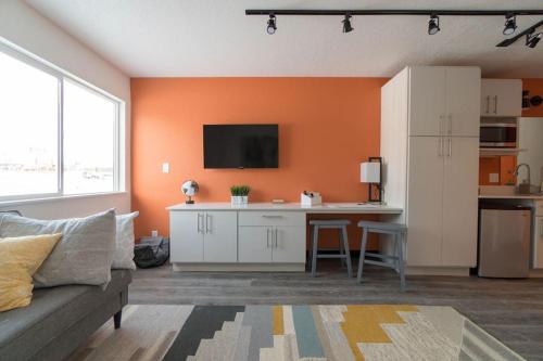 228 Spaces - Cedar Falls Micro-Apartment – Photos 3