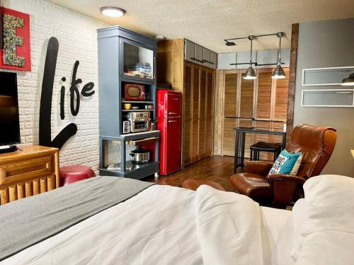 Schlafzimmer mit einem Bett und einem roten Kühlschrank in der Unterkunft Lake Front Studio with Kayaks Bikes near Greenbelt in Boise