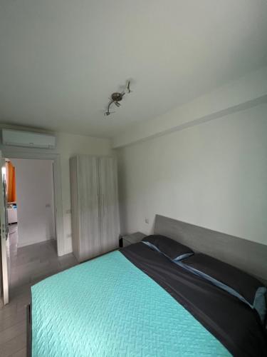 een slaapkamer met een bed met een groene deken bij Elicriso in Castelsardo