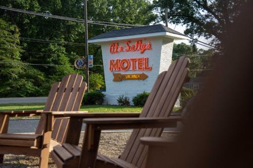 ミシガンシティにあるAl & Sally's Motelのモーテルサイン前に座る椅子2脚
