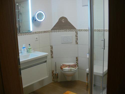 ein kleines Bad mit WC und Waschbecken in der Unterkunft Ferienhof Rösch in Bad Wurzach