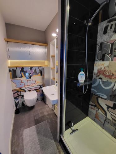 une salle de bain avec une douche, des toilettes et un lavabo dans l'établissement loft avec parking et terrasse, à Chamalières