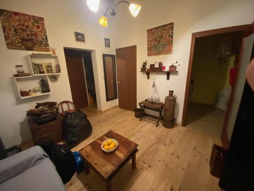 een woonkamer met een fruitschaal op een tafel bij Agradable casa rural con suelos de madera in Santa Olalla del Cala