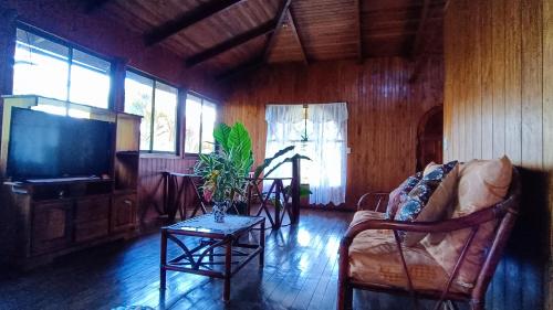 Cabañas Tico Gringoにあるテレビまたはエンターテインメントセンター
