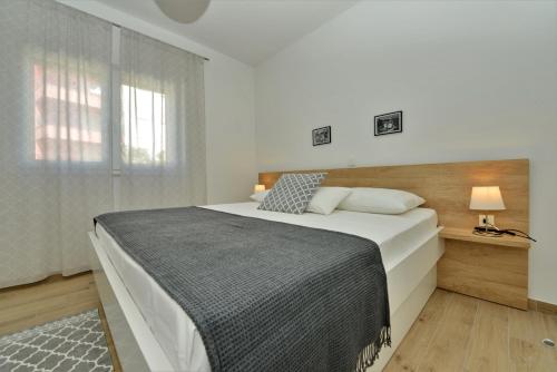 Posteľ alebo postele v izbe v ubytovaní Villa Tećo - Moderne Apartments mit Pool und Meerblick