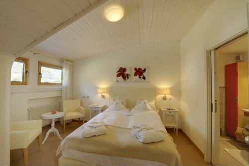 a bedroom with a bed with two towels on it at Hotel Dorner B&B in Lagundo